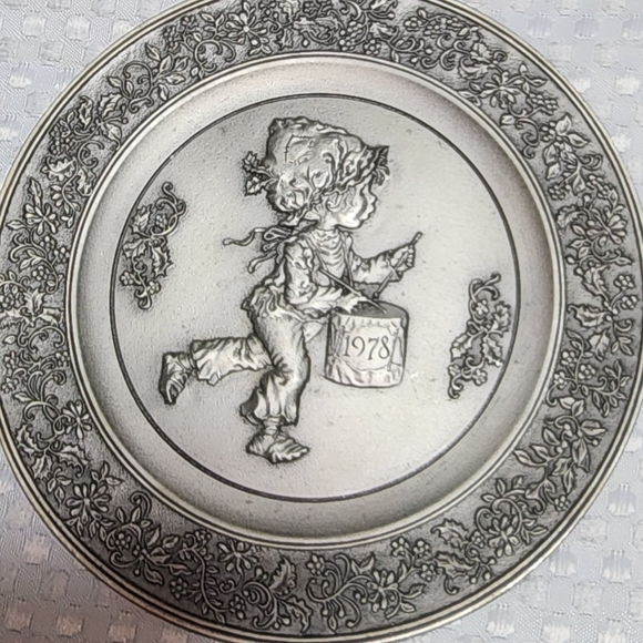 VINTAGE HALLMARK EUC 1978 LEGEND OF THE LITTLE DRUMMER BOY PEWTER PLATE & STAND - Picture 1 of 3